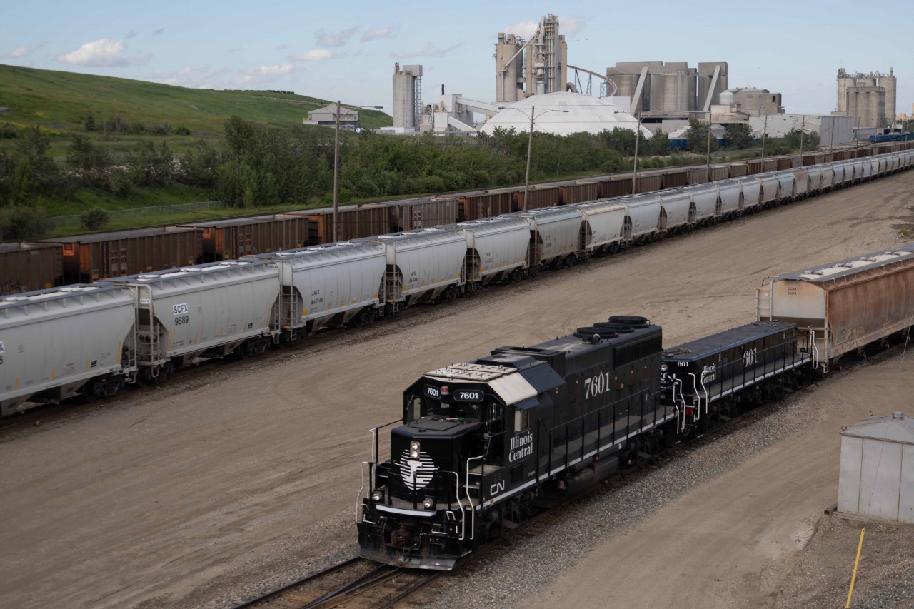 What the saying, "always keep your camera with you"...just running errands on a Thursday afternoon, I found IC heritage unit 7601 and slug 601 switching Bissell yard. The Edson sub mainline is in the middle of the photo and in the back is the Heidelberg Materials concrete plant (previously Inland Cement).