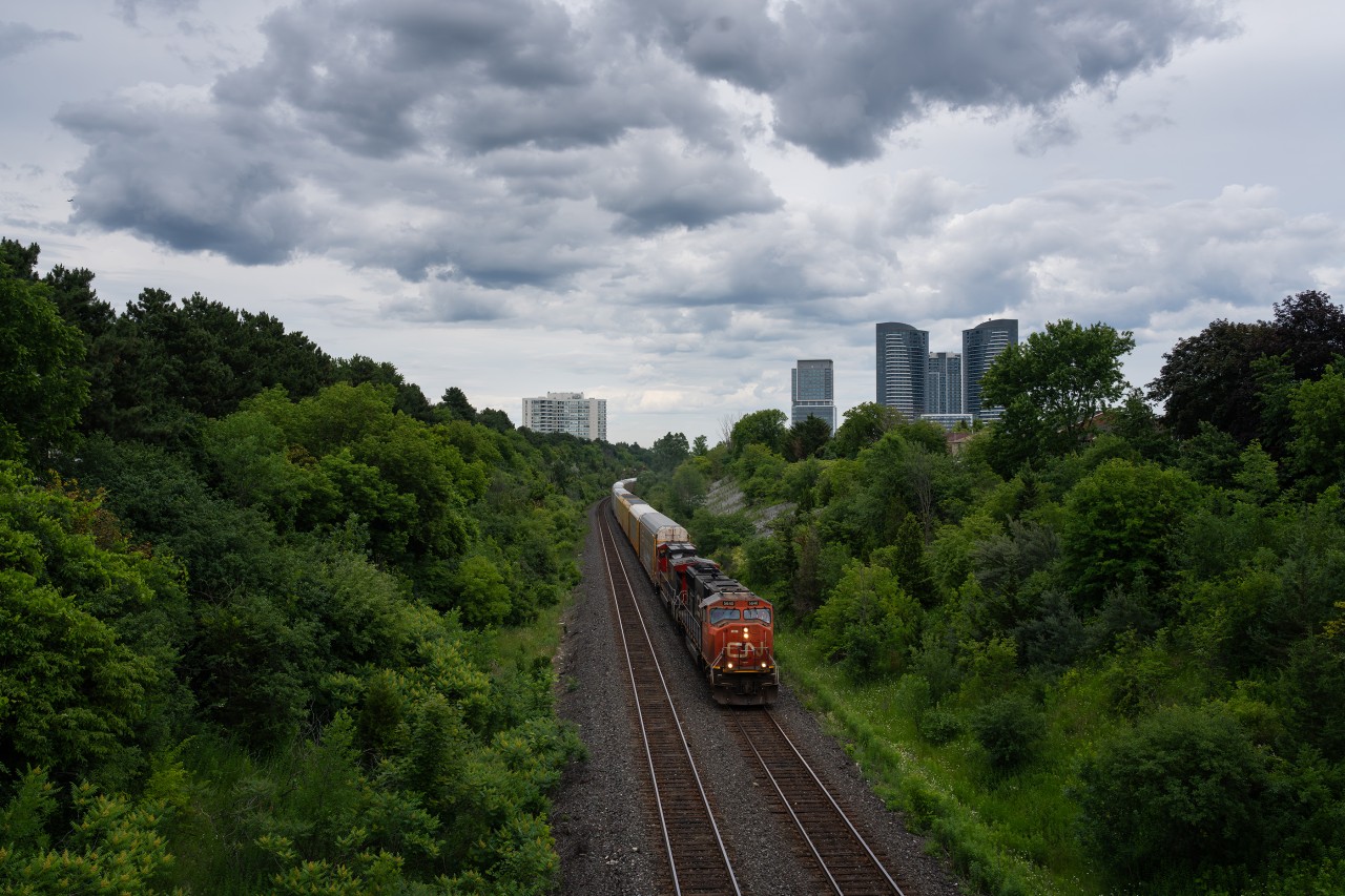 Under dramatic cloudcover, CN 5640 and 2677 make their way uphill at Hilda Ave in Thornhill, headed westbound towards a crew change at Snider West.