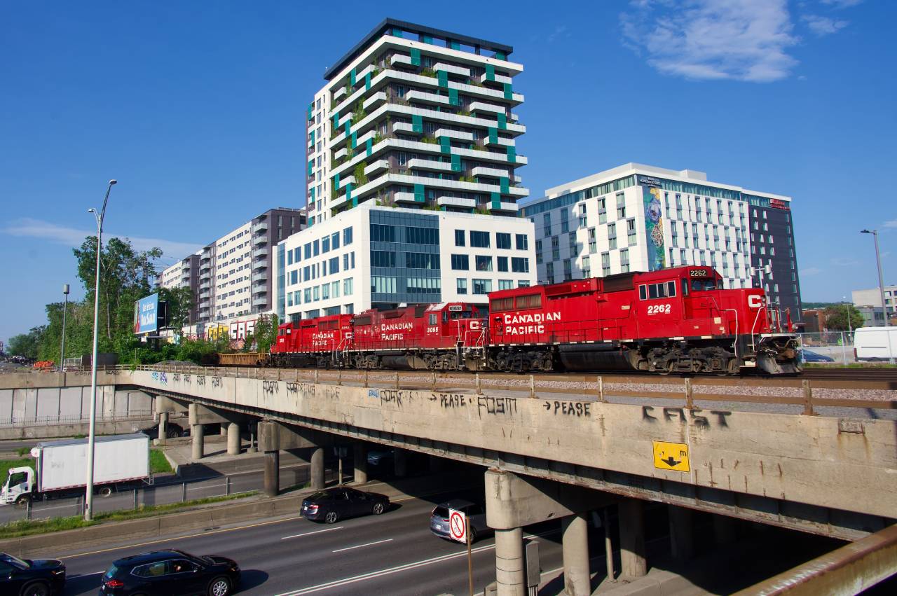 A CPKC transfer is returning from the Port of Montreal with a geep trio (CP 2262, CP 3095 & CP 2253).