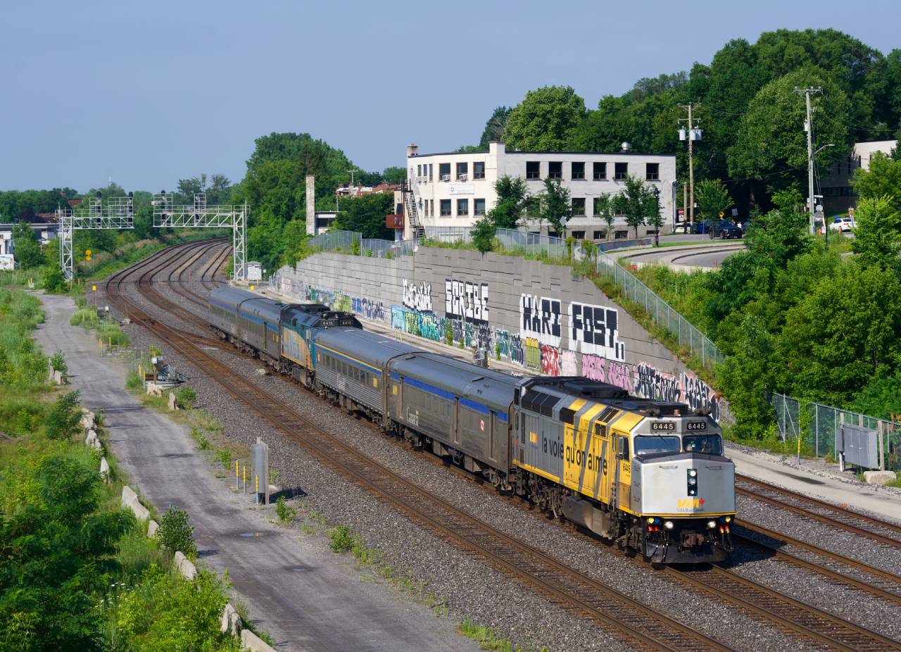 Running on the now routine summer schedule (an overnight departure from the two end points and a morning arrival into Montreal), VIA 604/600 is about to pass Turcot Ouest.