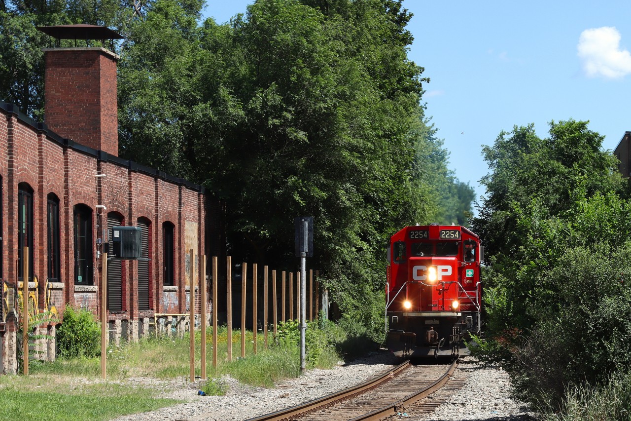 CP Hamilton Industrial Job on the Hamilton Belt Line putting some throttle into the grade returning to Kinnear Yard with the mornings industrial work. After tying down the cars in the yard and spotting the power by the Yard Office it's time for beans.