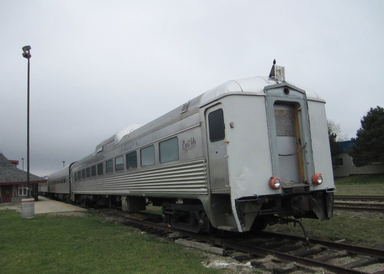 After arriving on the Orangeville-Brampton Railway in battered VIA paint and sitting for a while, the RDC-9 has had the ends repainted in grey and a Credit Valley Explorer logo added. Ditch lights have also been added for use as a cab car.