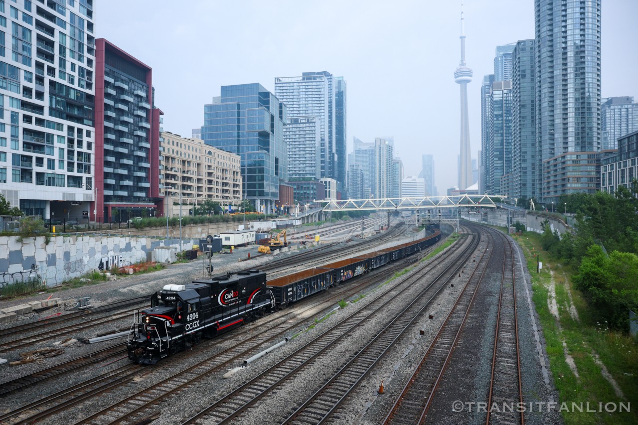 Metrolinx’s future work train crew running the MX territory qualification trip between USRC and Burlington with CCGX 4202 and CCGX 4203 sandwiching 16 MWCX gondolas. (2026/07/18)