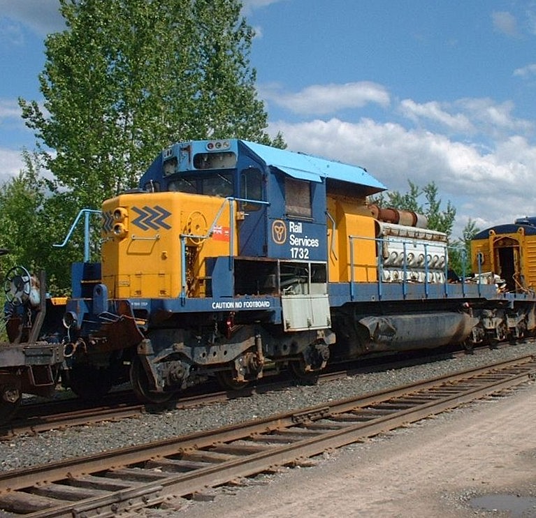 Caution No Footboard  
Or handrails, or pilot, or number boards, or batteries, or headlights, or class lights, or engine shroud, ... 
ONT 1732 has been parted out and sits in the deadline at North Bay, ON September 30, 2008.