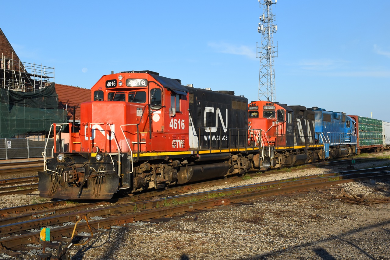 GTW 4616 was dropped off in Brantford Thursday night, and bright and early Friday morning 580 was already using it. It's a good start to the work day when you can photograph a pair of GP9s.