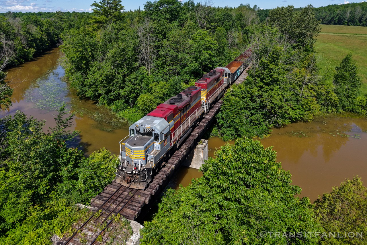 CN L58921 23 making a morning southbound run on Vankleek spur with Iowa Northern duo IANR 3811/3806 for power, lifted 5 empty gons from Ivaco on Monday and set off 4 grain loads at Les Grains JP on their way down to Coteau on Tuesday. (2026/06/23)