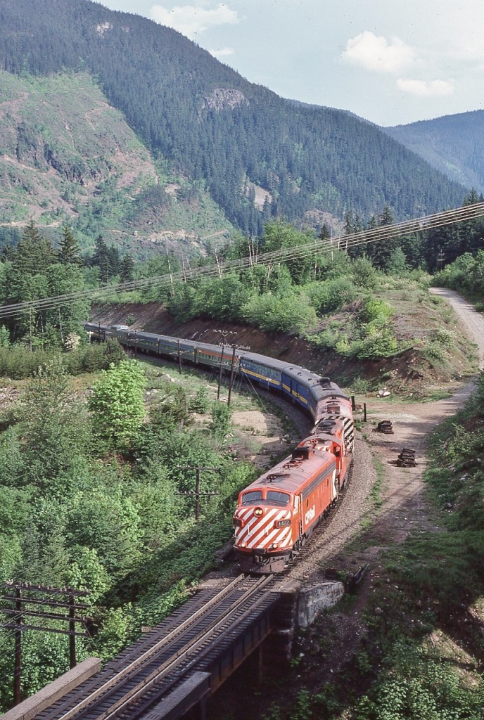 Red  VIA  F's !


  ex CP FP9A #1422 –  leased CP Rail GP9 #8521 – Ex CP FP9A #1407 – VIA (ex CP) F9B #1961 (DH).


 Near Spuzzum (?), view from the T C H, Daily VIA #2, May 14, 1980 Kodachrome by S.Danko


      China Bar   


sdfourty