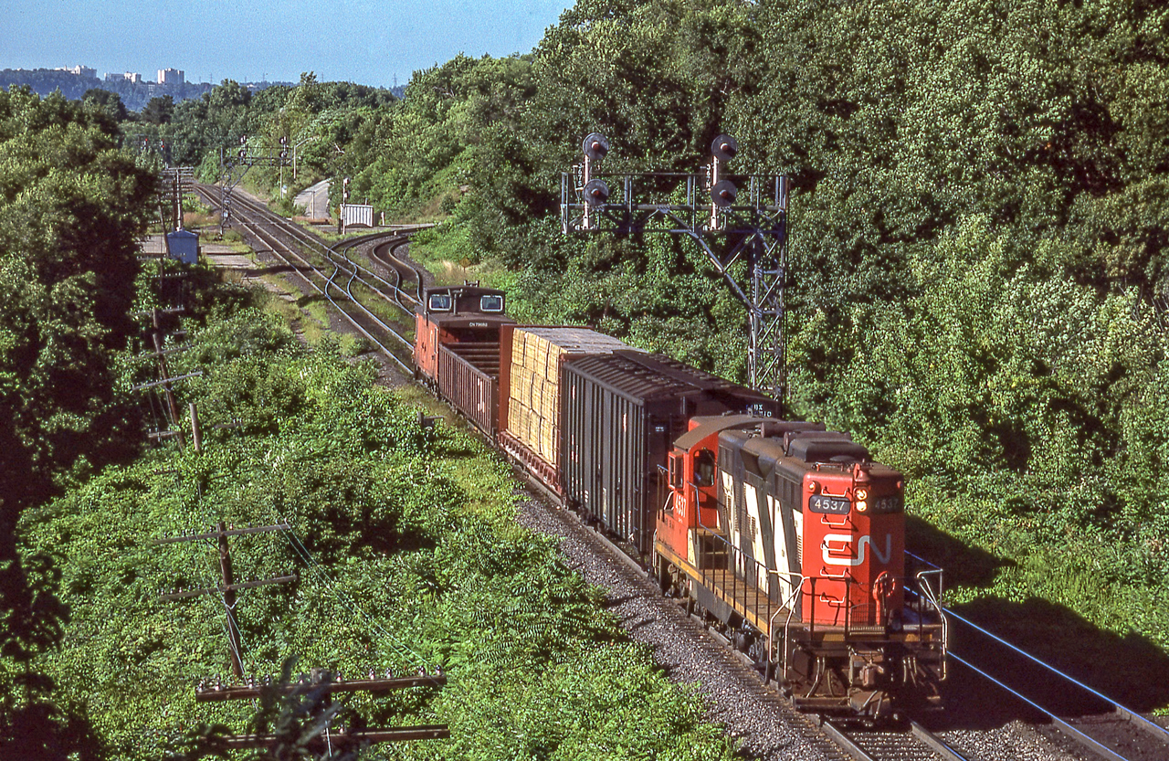 CN 4537 is eastbound at Bayview Junction, Ontario on August 12, 1987.