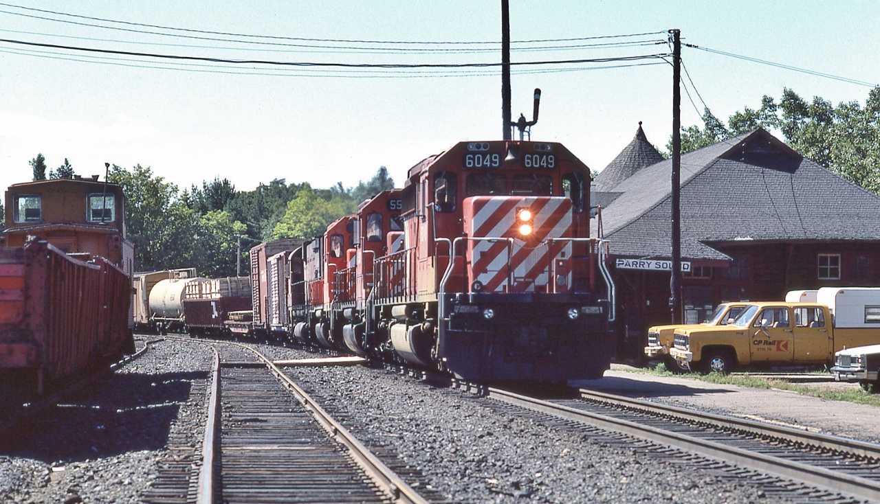 Clear Board...


...at one of my favourite places,


CP Rail 405 at Parry Sound, August 11, 1985 Kodachrome by S.Danko


And so typical CP, three SD's and a MLW big M: 6049 – 55xx – 5516 - 4556


At right is the nose of the Parisienne 'Atlantica'  (of The Rock fame).


sdfourty