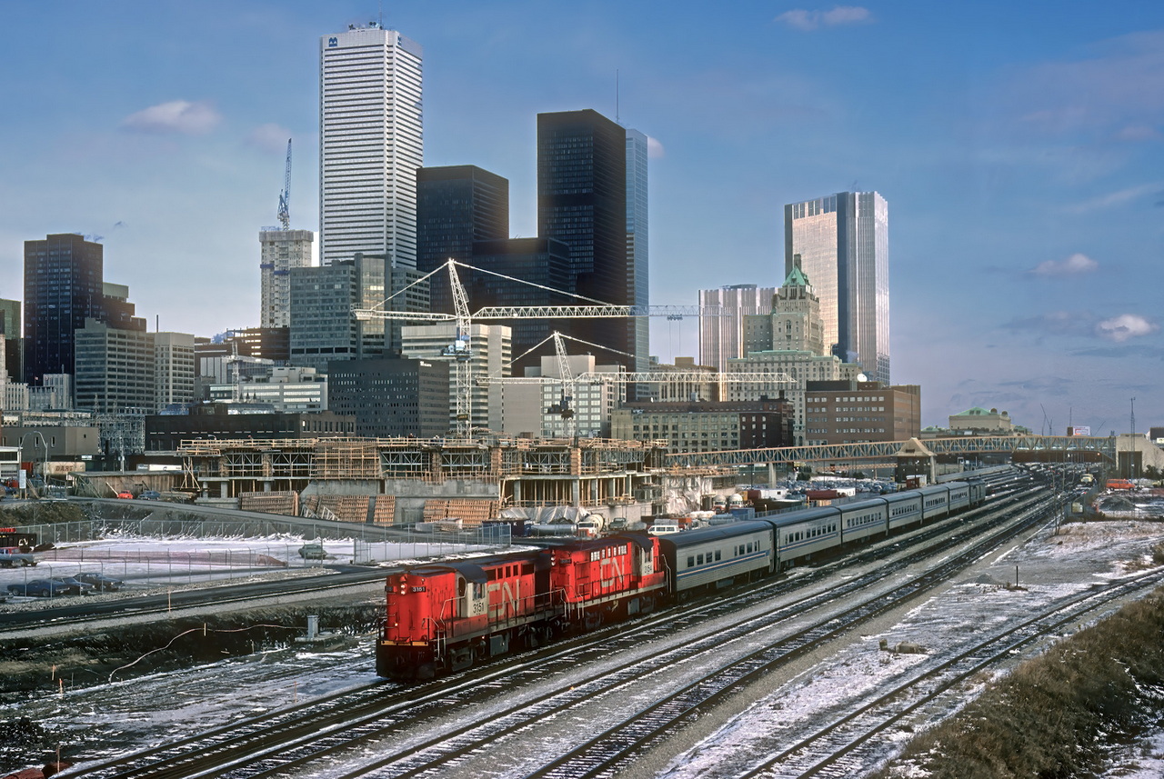 A pair of RS18 units leads a Tempo train west out of Toronto Union Station.