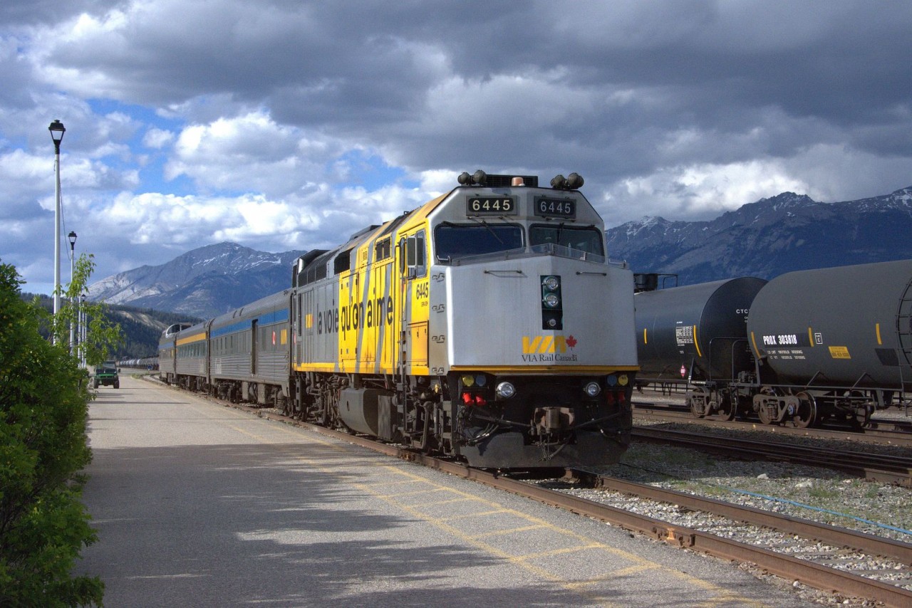 Pocket Streamliner,


on the east end of the station platform track, 


the future VIA #5 awaits the Friday 12:45 departure


At Jasper, 20:51, June 6, 2024 digital by S.Danko


consist:


VIA 6445 - 8600 - 8109 - 8703 Banff Park


and 6433 is on standby in the Jasper VIA storage track.


sdfourty