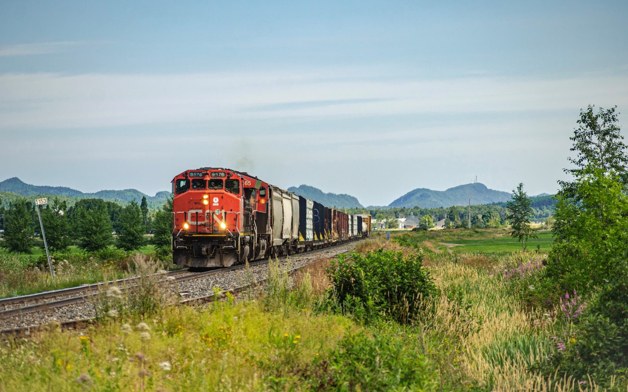 A rare sight since the COVID-19 pandemic but a relatively common one before then, a 4-axle CN locomotive leading the ''big'' freight, train 403. It seems like Joffre yard must have been short of big high-horsepower locomotives to send on train 402 last thursday, as they sent ET44AC 3165 paired with GP40-2WL 9576, the later which will lead the return trip to Joffre as seen here. Today the train was relatively short, with only stock comming from the Matane subdivision, as the train to Campbellton didn't run the previous day. They ended up not making the full trip to Joffre, heading back to Mont-Joli engine light as Joffre did not send a 402 to meet up in Rivière-du-Loup.