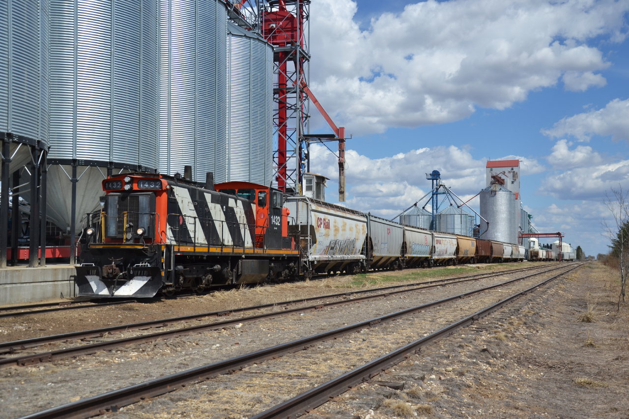All in a days work, after returning from Nipawin to drop tank cars off for storage, 1432 begins to move cars out of the elevator tracks for their afternoon run back towards Nipawin to interchange with the CPKC.