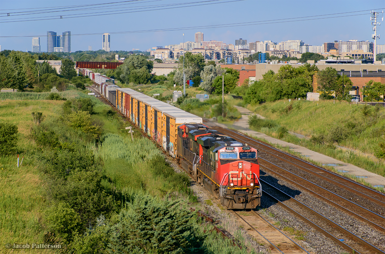 CN M377 rolls through Snider on approach to Mac Yard.