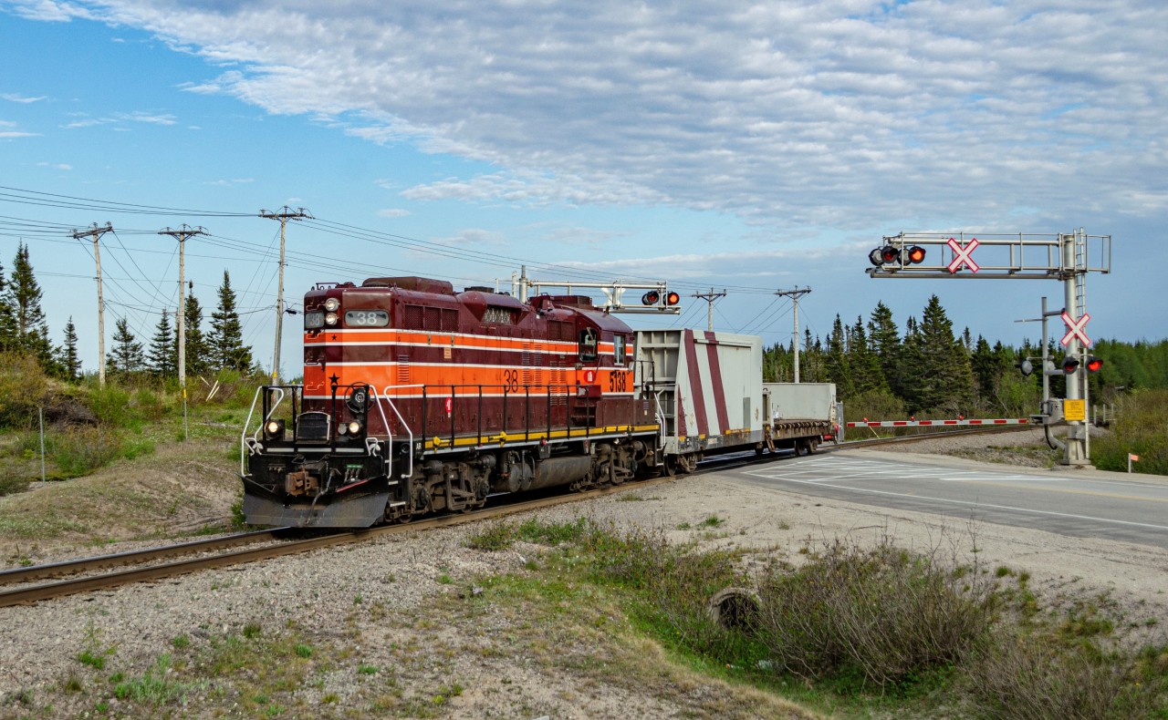 A northbound work train led by GP9 5138 and a singular railcar crosses Route 138, the only public railroad crossing on the railway. I do not know what is the purpose of the car trailing behind the locomotive, although it seems it was rebuilt from an old 52' bulkhead flatcar. Moments earlier, a specialy built ambulance equiped with steel wheels and fully functionnal lightbars had just came down the line towards Havre-Saint-Pierre, i wish i had thought of taking a picture of that thing! Although if you want to check it out for yourself, you can search for ''Ambulance ferroviaire'' on Google Images, where you should be able to find a picture of it taken from Demers Ambulances website.
