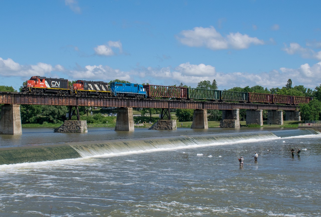 GTW 4616, CN 4125 and CN 4902 handle L580 across the Grand River in Caledonia.