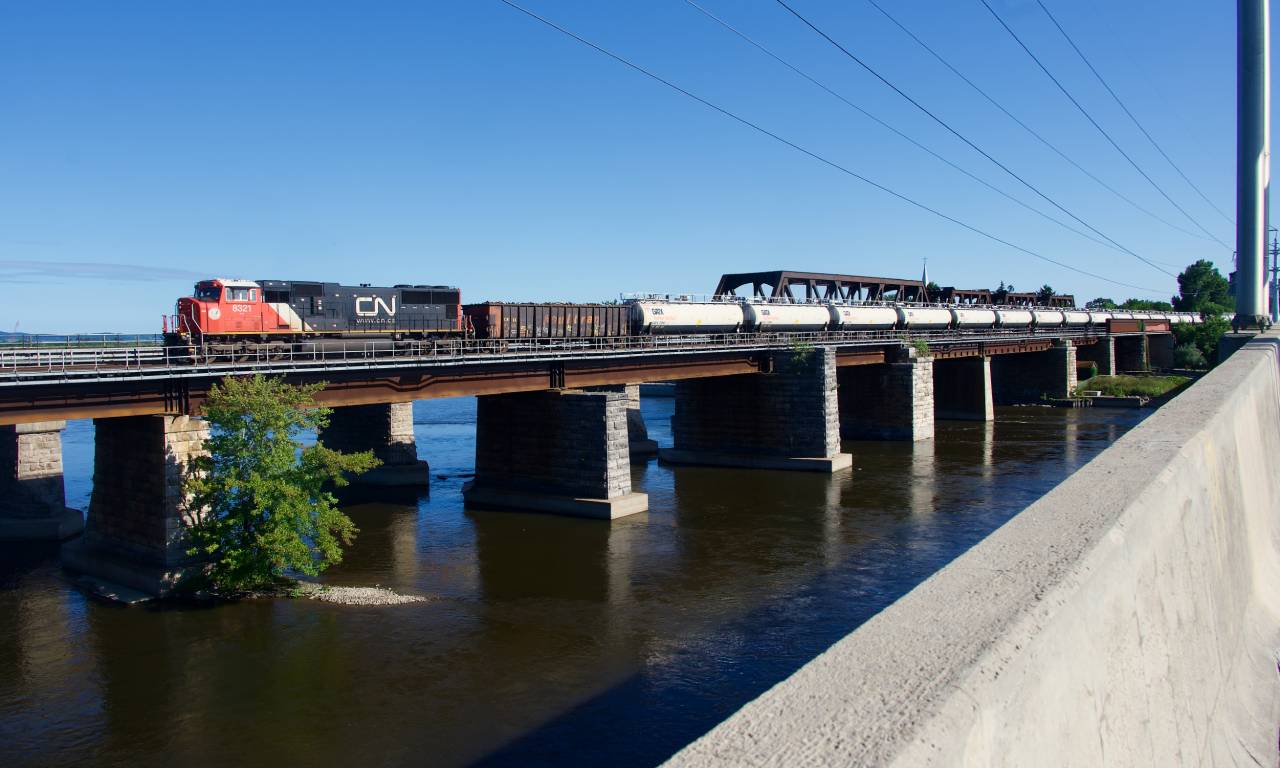 CN 709 leaves the island of Montreal with a scrap gon as a buffer car.