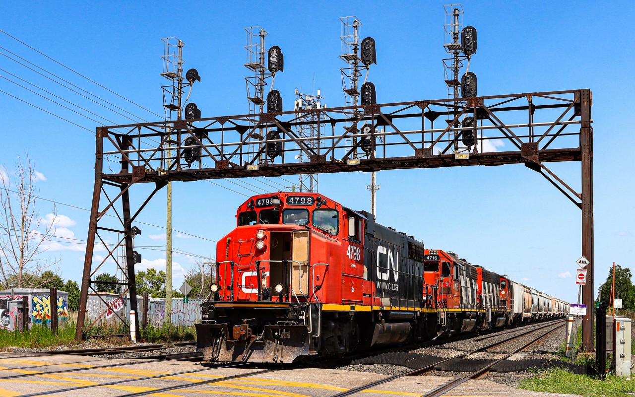 After watching L554 CN 4798 CN 4716 CN 9547 head out with light power for the Cement Lead I knew I wouldn't have to wait long for the return move. Thanks to the RTC for lining L554 onto T2 at 9th Line so I could get the better angle from the southwest side of Chartwell Road. With 17 loads trailing L554 would head west clear of Signal 208T2 at Oakville Yard, wait for a westbound GO to pass before getting a light eastward onto the Service Track into the yard.
