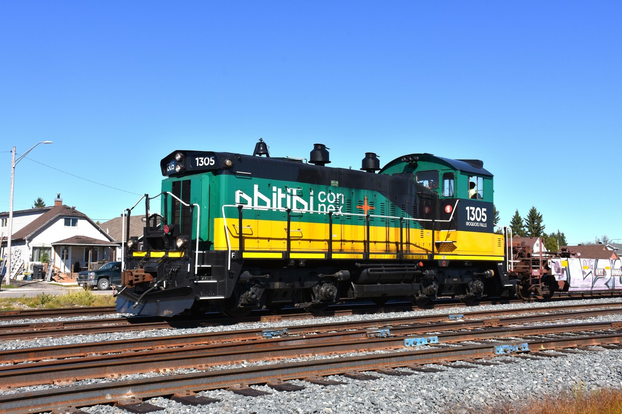 The Abitibi plant switcher has just come out from the depths to spot outbound traffic for ONR to pick up. As I showed up they were just about to tie down a dozen or so cars so it was good timing on my part. Then, back into the off-limits industrial area they went and that was that.
The paint scheme sure looks sharp. Hard to believe this unit once called Thorold South home.