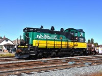 The Abitibi plant switcher has just come out from the depths to spot outbound traffic for ONR to pick up. As I showed up they were just about to tie down a dozen or so cars so it was good timing on my part. Then, back into the off-limits industrial area they went and that was that.
The paint scheme sure looks sharp. Hard to believe this unit once called Thorold South home.