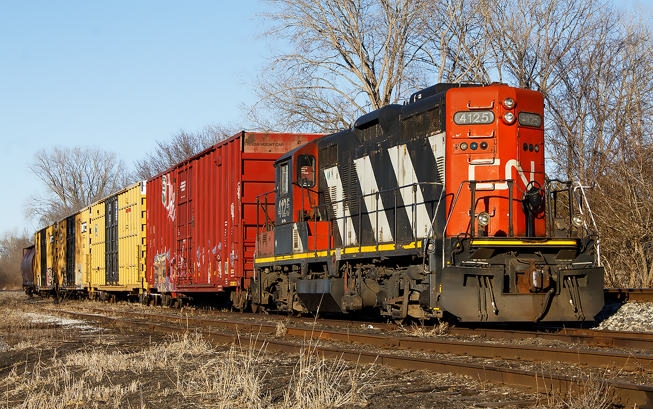 Having led 514 earlier in the day, zebra striped 4125 sits in the siding at Keil Drive. This old veteran will later be picked up by train 438, along with the 5 cars behind the unit.