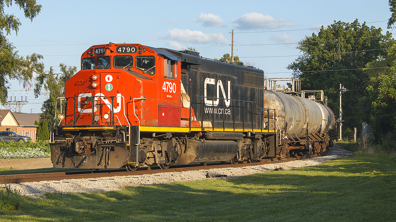 Hot summers night, found me out and about. To my surprise, caught 4790 running around some cars in what once was the old C&O / CSX Chatham Yard. After finishing their duties, with discs squealing as it rounds the wye to join up with the Chatham Subdivision, it will continue down the line to switch out at Thamesville.


NOTE: to the right, in the weeds and overgrown brush, is the old Subdivision No. 2 for the C&O (CSX). The diamond with the CP was removed prior to me moving here in 2016. But, not long after, the  CN / VIA diamond was removed in the summer of 2017.
