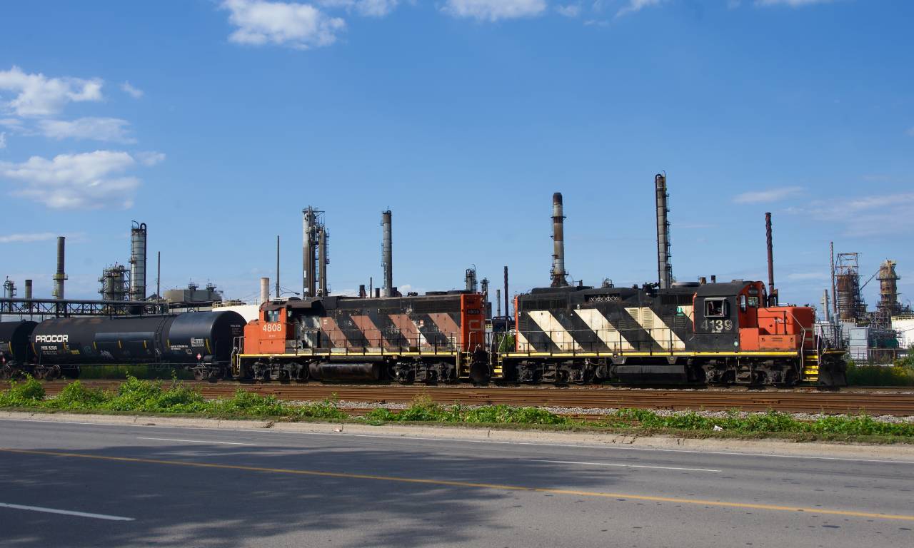 Nice to still catch a GP9 leading 20206, here the Petro Job is stopped in front of the Suncor refinery.