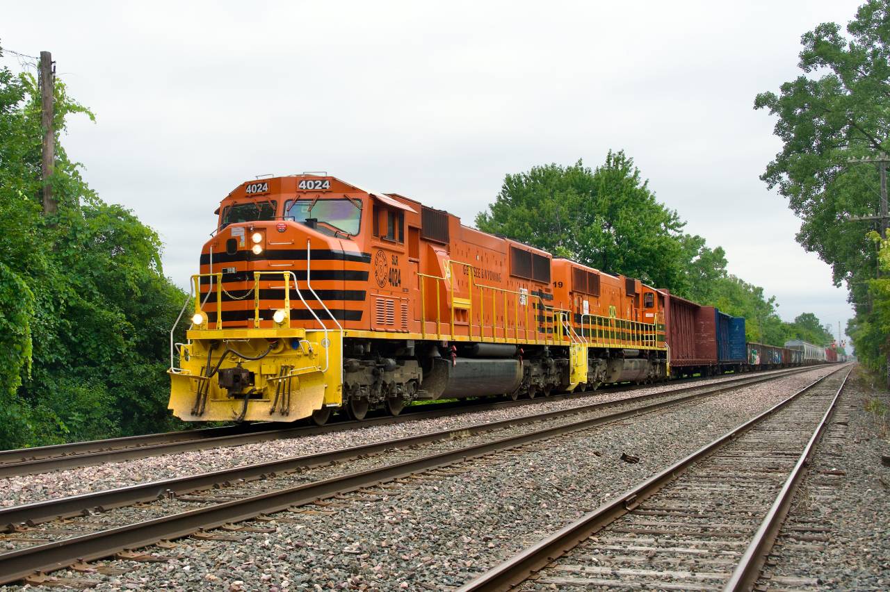 In an interesting development, G&W heritage unit SLR 4024 was transferred to the other G&W road in Quebec that runs SD70MACs (Quebec Gatineau Railway) about a month back, along with QGRY 6904. Here SD70MACs SLR 4024 and QGRY 4019 lead QG 501 on CPKC's Adirondack Sub