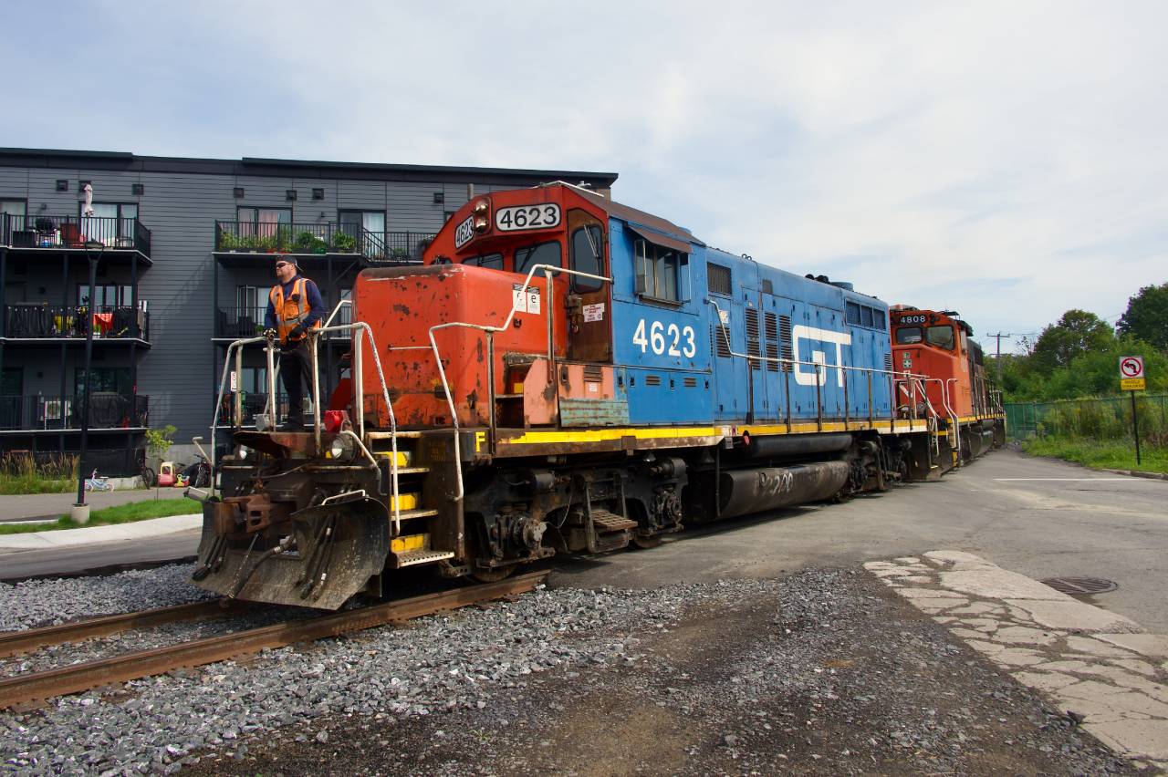 CN YRP002's power is on its way to pick up cars at Bitumar. GP9s in two paint schemes are at either end, with GTW 4623, CN 4808 & CN 4134 for power. I believe GTW 4623 is the last blue GP9R in service.