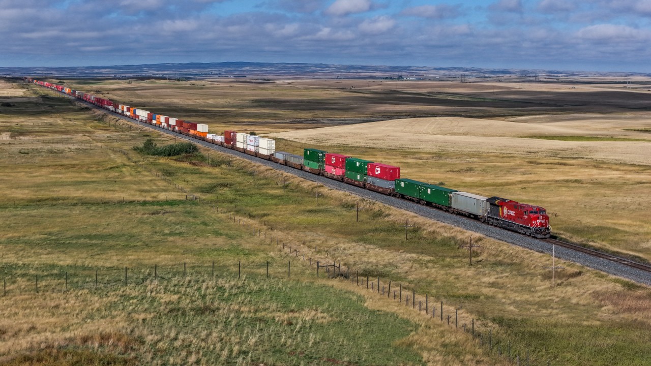 CPKC 112-19 highballs is halfway between Parkbeg and Mortlach on the Swift Current Sub with CP 7608, 7569 and 8707.
