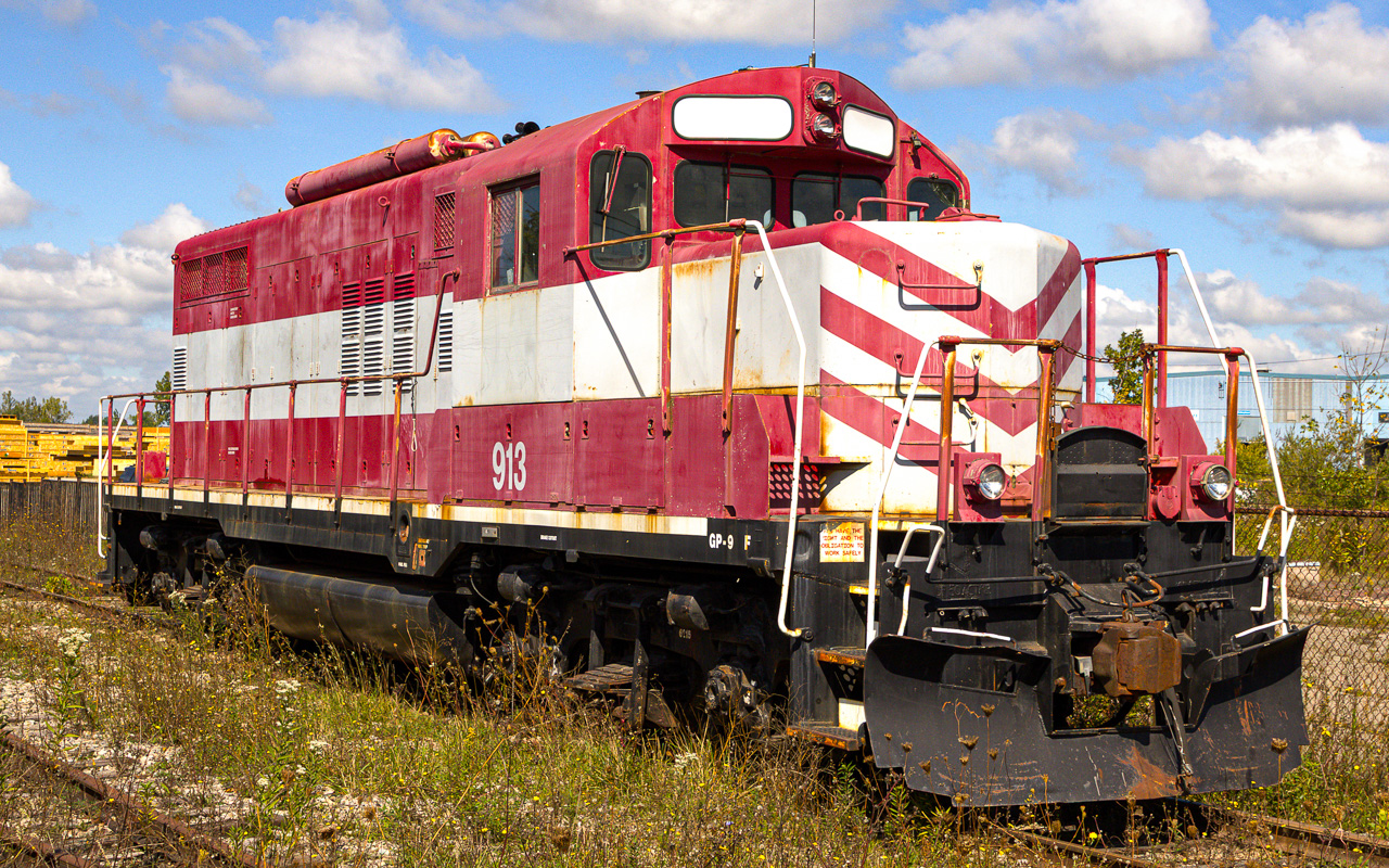 No action to see today from LDSX 913 sitting inside the locked gate to the former Martech Industries property. I was able to reach up over the top of the gate and through the rusty barb wire for a shot.