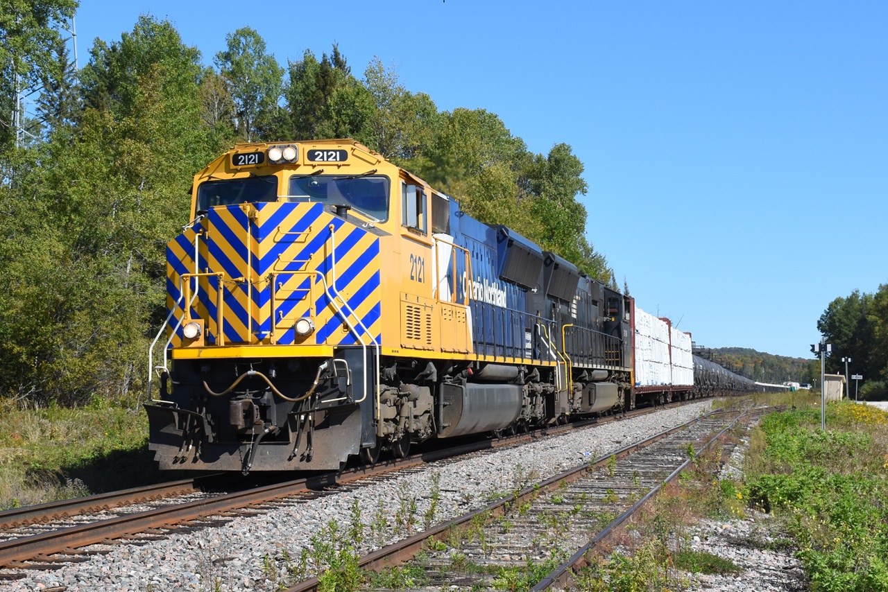 "ONR 2121 South" cruises through Feronia, 9 miles north of the yard in North Bay. Upon arrival they'll yard their train, lift northbound traffic and depart as train 113 back to Englehart.