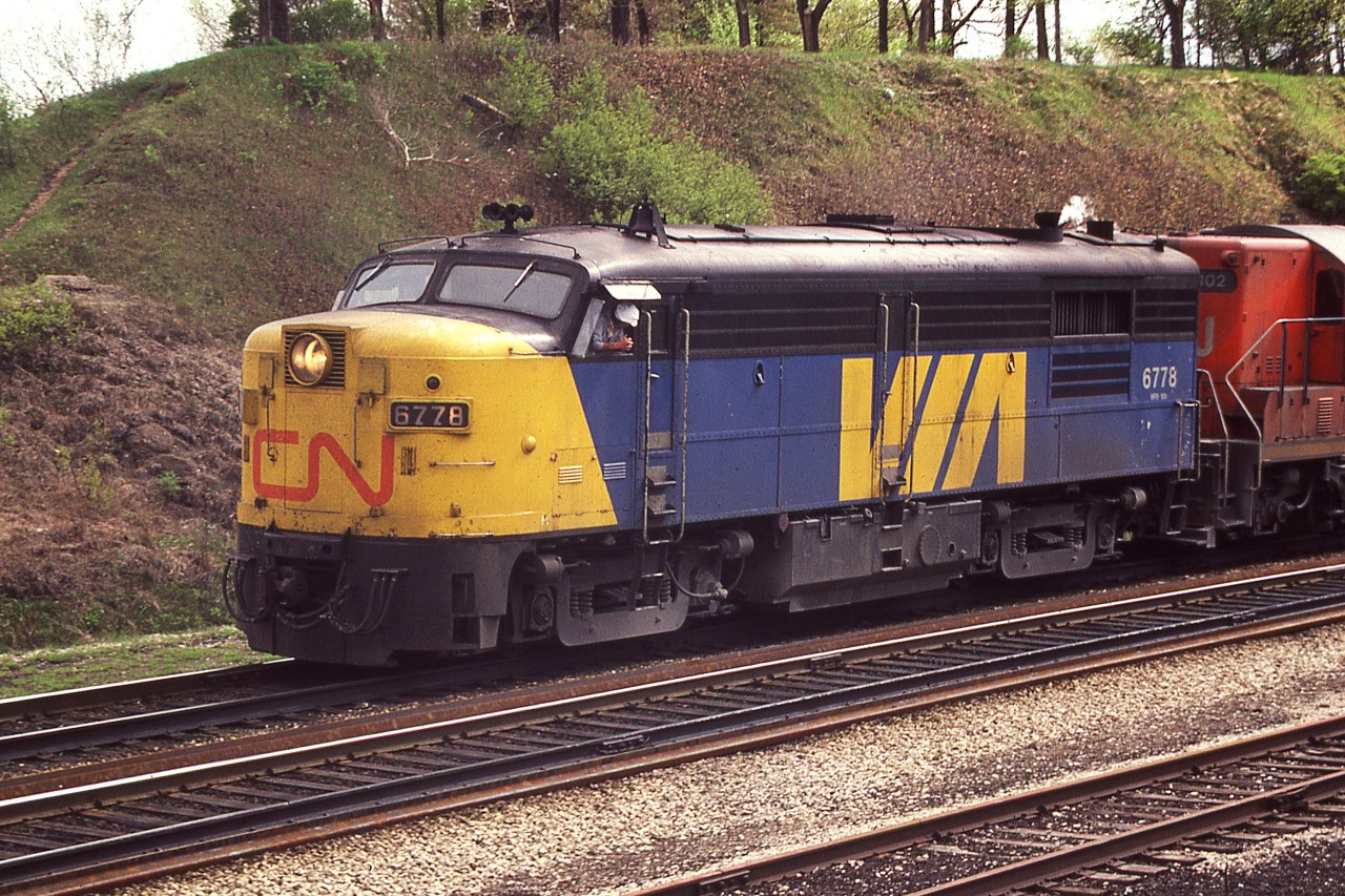 CN/VIA (in transition) 6778 rolling up to Bayview Jct eastward on a nice June day.  VIA was just sorting itself out back then, and the variations of ID on these passenger units was fairly common.