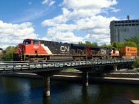 Consecutively numbered ES44DCs lead CN 126 into the Port of Montreal. Leader CN 2237 was damaged in a 2022 derailment (CN 327) and so has much less faded paint than the trailer.