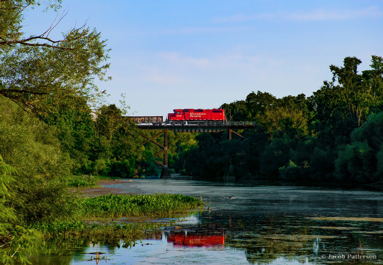 CPKC H86 barrels eastward over the Middle Thames River at Thamesford towards a meet with 231 at Zorra.