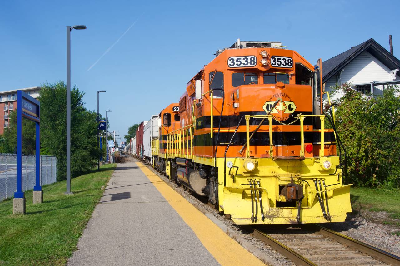 Usually running mostly with SD70MACs, QG 502 rarely has a pair of geeps (QGRY 3538 & QGRY 2006) as it passes the EXO Station at Sainte-Thérèse. It had just left the nearby yard after letting an EXO train pass in the other direction.