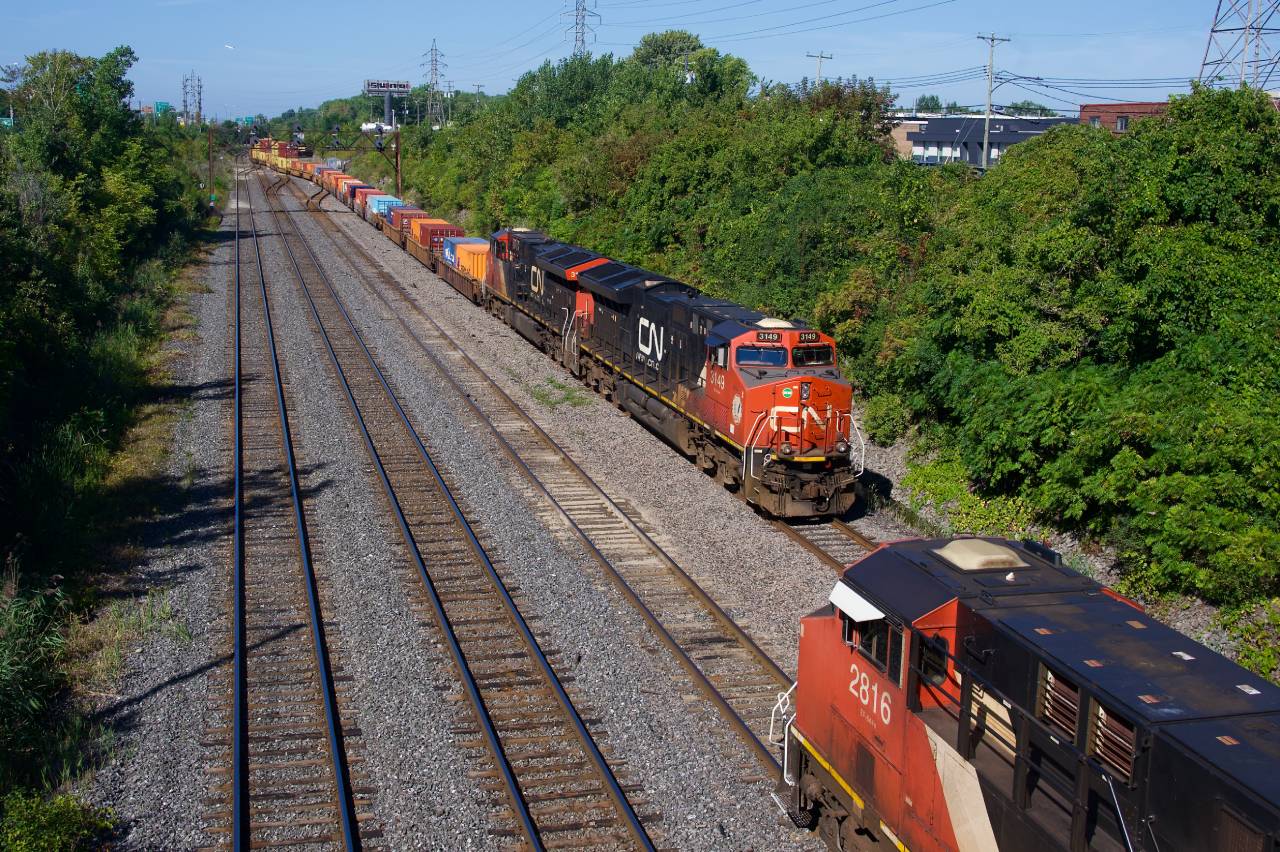 CN 126 passes a parked CN 305 as it exits Taschereau Yard with tonnage for the Port of Montreal. They will leave the cars on the Transfer Track near Turcot Ouest and CN 596 will take it to the port later that day.