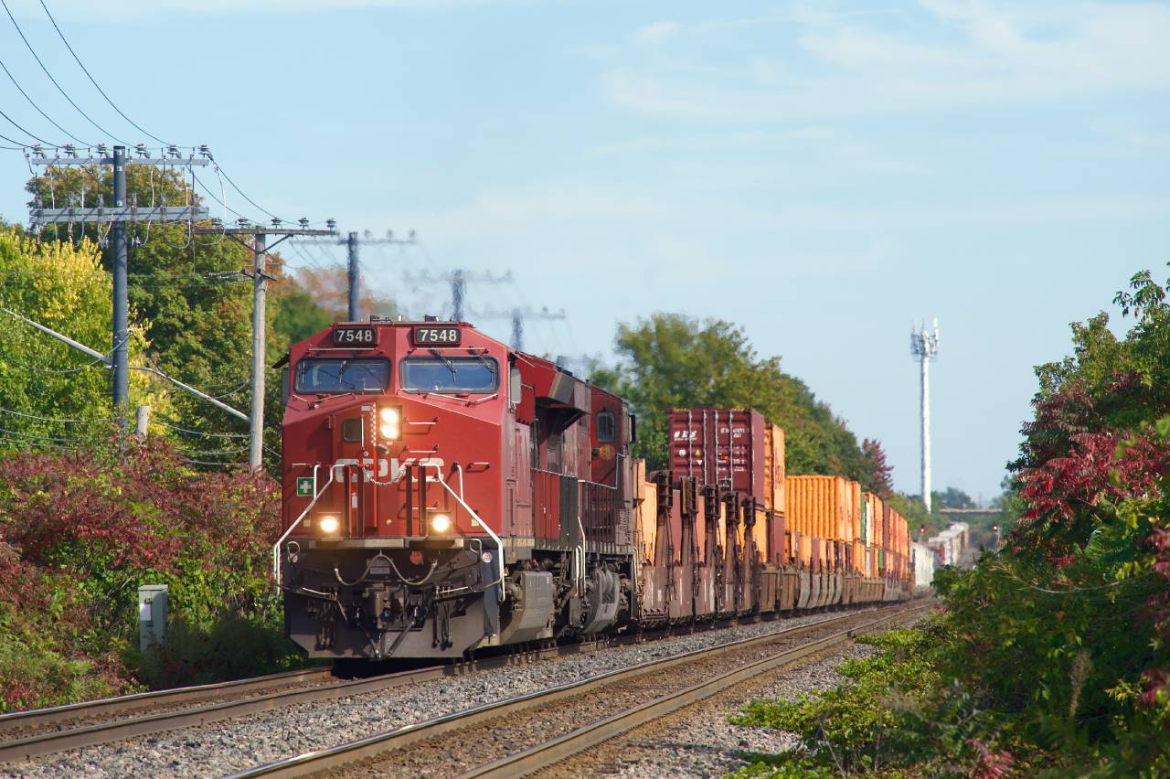 CP 7548 leads CPKC 133 over a dip on the Vaudreuil Sub. Up front is an older TFM 5-pack. The whole train has quite a mix of cars, with intermodal followed by mixed freight, autoracks and then a bit more intermodal.