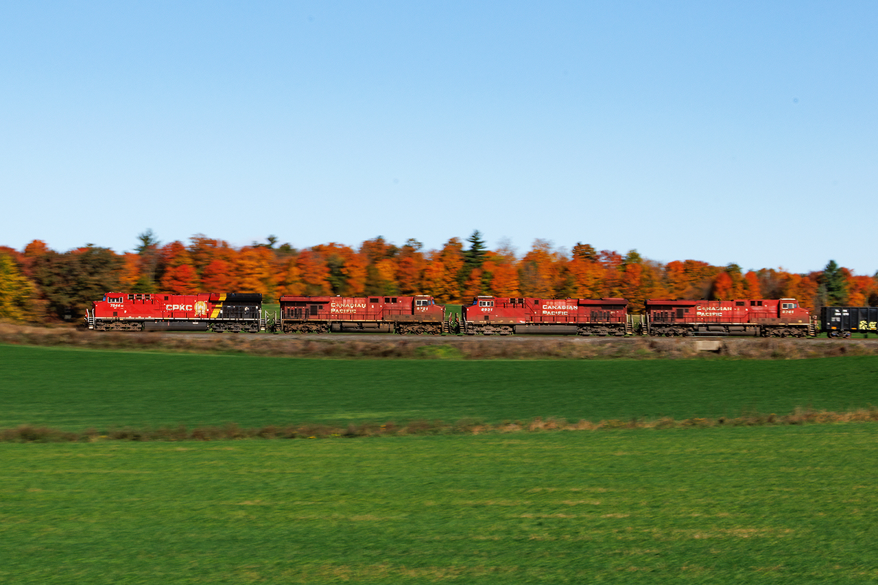 The fall colours are hanging on in Southern Ontario. And while I am no fan of the new paint and reviled by the new name, I'll happily take it (the paint) over shabby 8721, 8931, 8741 trailing.