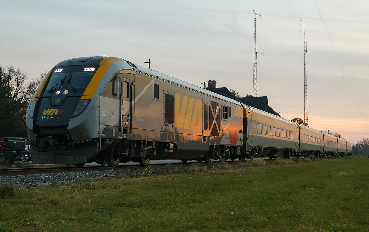 Upon being contacted yesterday by fellow contributor  A.W. Mooney  notifying me that  VIA 908,  912, 916 and 919 are currently being scrapped", I thought it only fitting to show my first photo of the new Siemens trainset. 


Guess the setting sun, reflecting off of the train foreshadowed what was inevitable. Hopefully the same mistake won't get made again, as it was long ago (with not saving either a Turbo or a Bombardier LRC engines), that one P42 would be donated to Exporail museum.