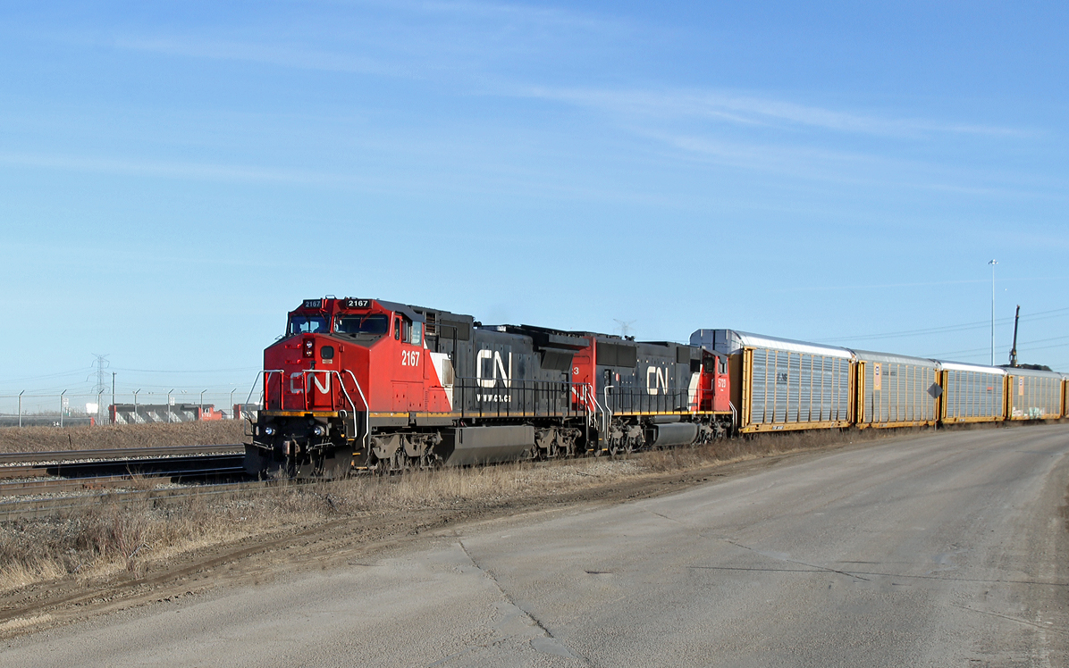 Railpictures.ca - colin arnot Photo: DASH 8-40CW CN 2167 (ex BNSF 811 ...