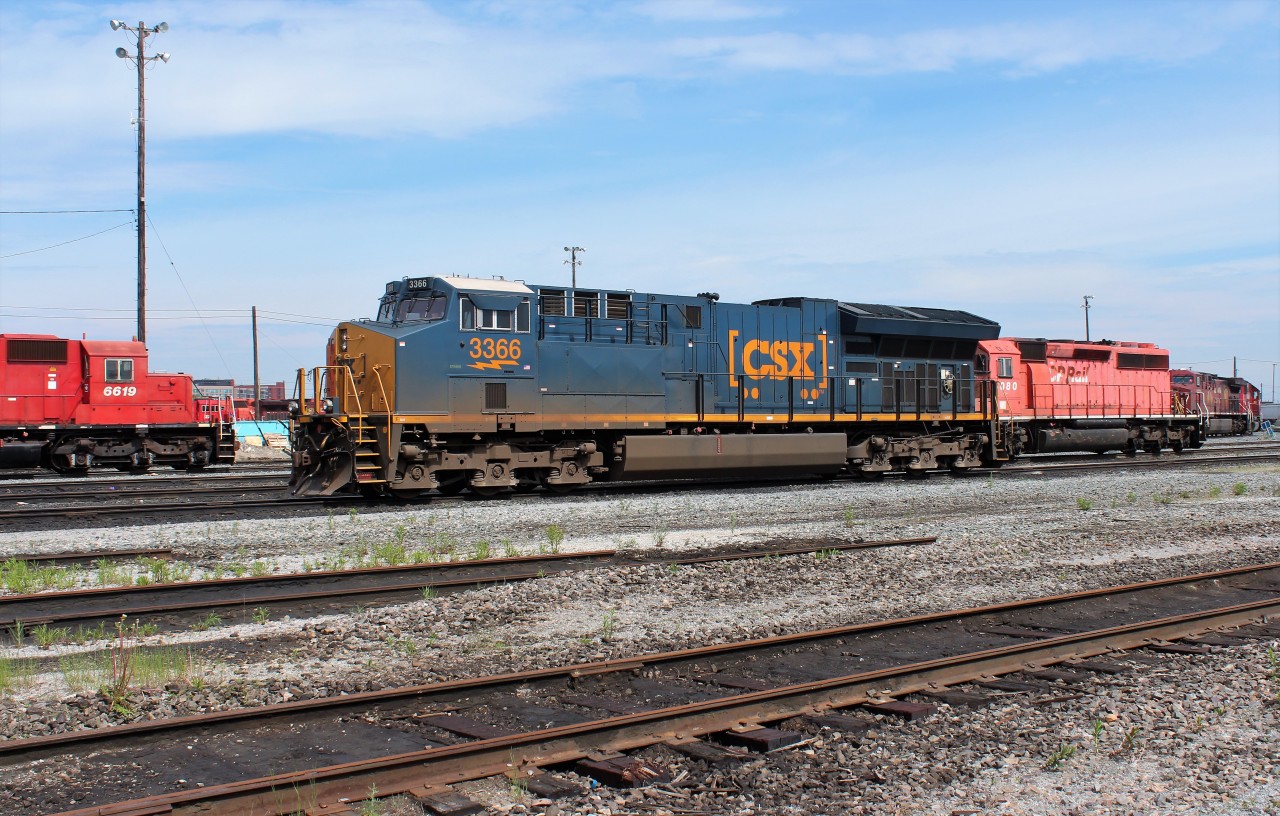 Railpictures.ca - Paul Santos Photo: CSX Tier 4 ET44AH waits to be ...