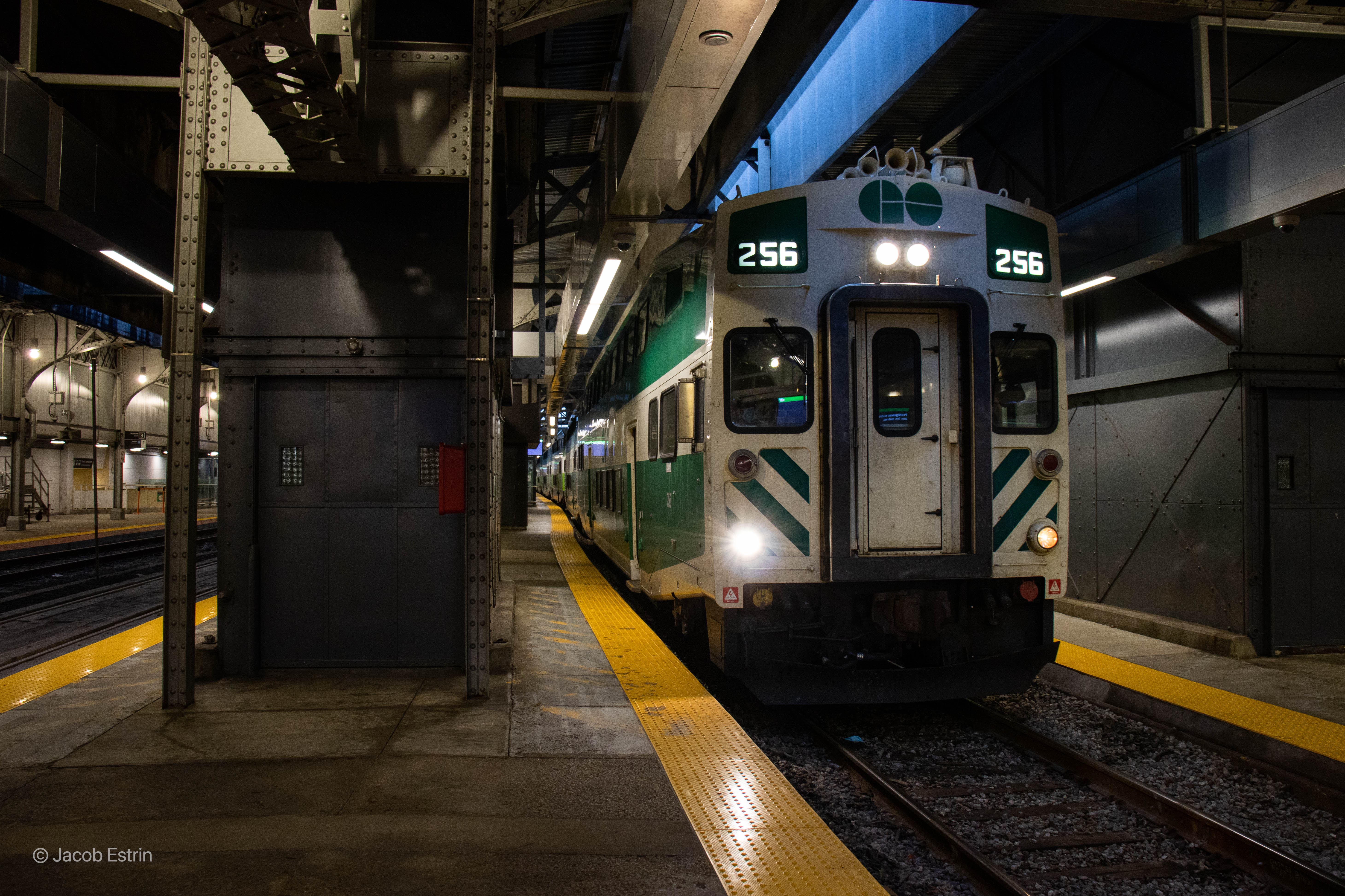 Railpictures.ca - J.E. Photo: After a brief stop at Union Station, GO ...