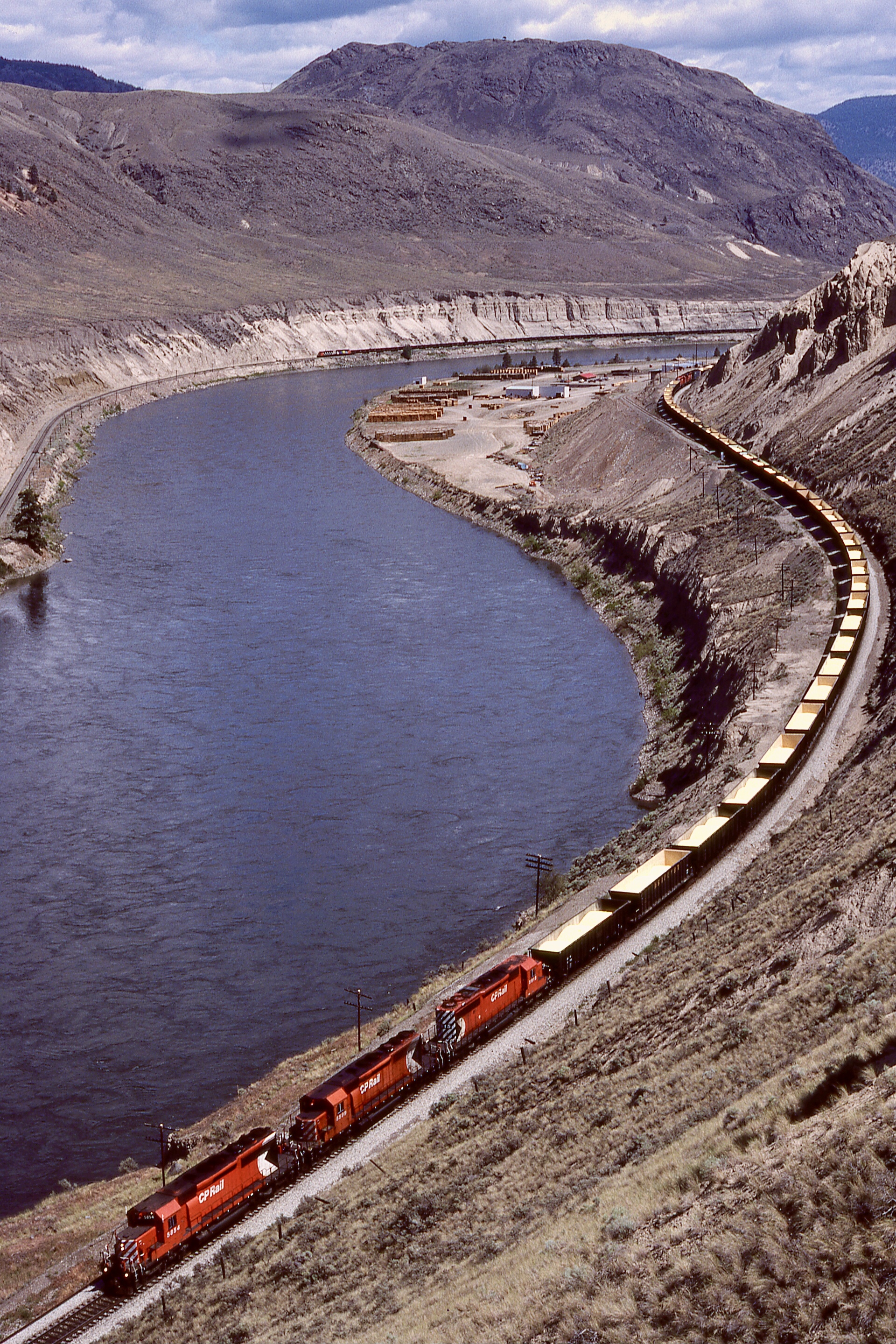 Railpictures.ca - Ken Perry Photo: Two trains in one photo is a ...