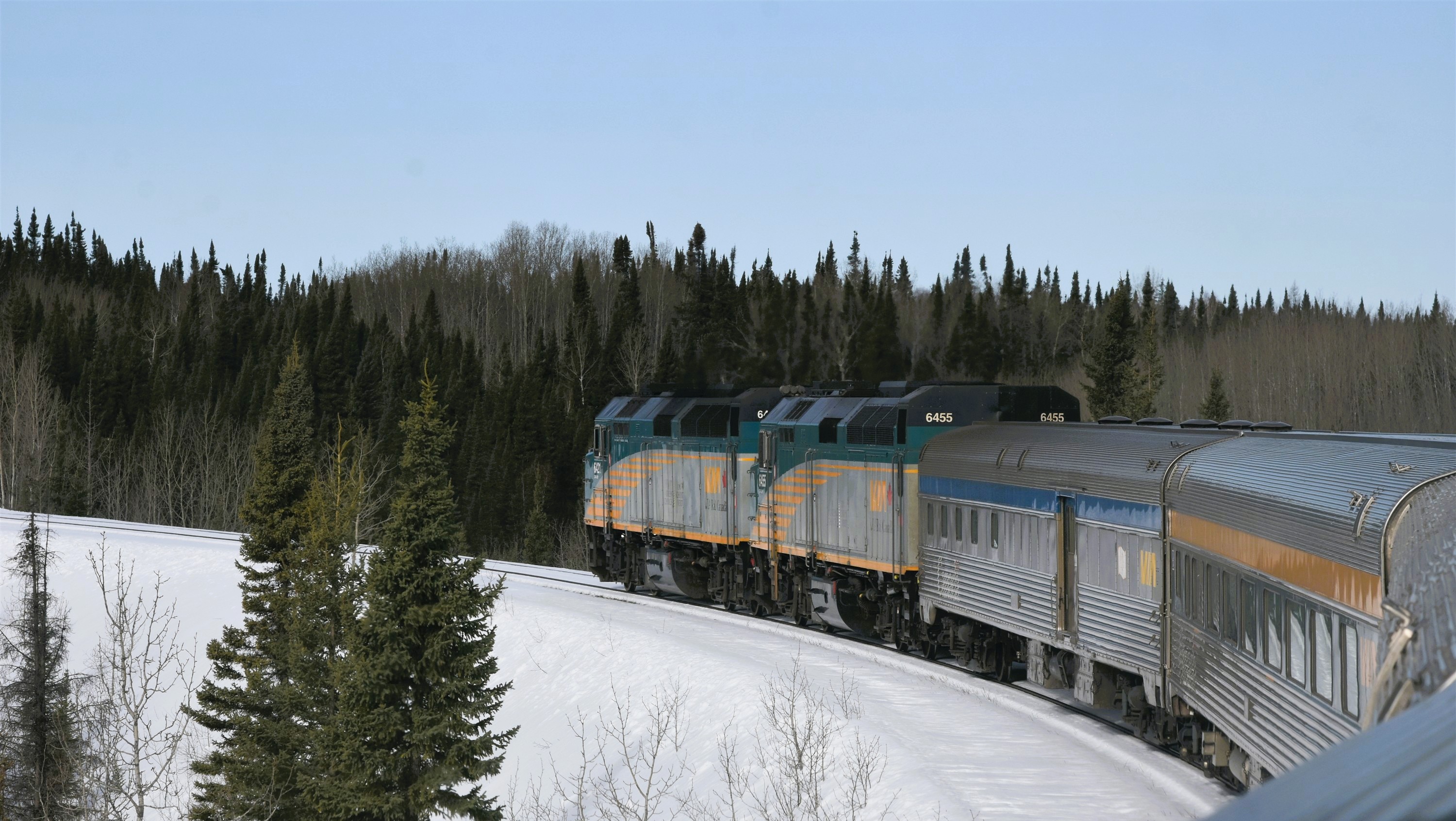 Sub 692 Railpictures.ca - Paul O'Shell Photo: 10 per on the curve VIA 692 pokes ...